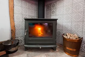 Charming Tudor riverside house - Image 4