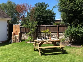 Self contained small bungalow, short walk to beach - Image 2