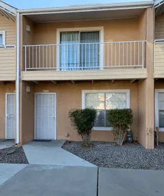 Cozy Downtown Townhouse Near Historic Old Town - Image 2