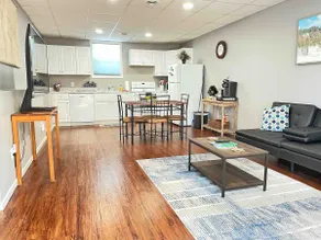 Modern apt. Free parking, Steps to downtown. - Image 5