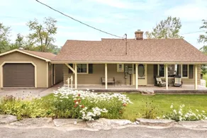 Pines Bay Waterfront cottage with Hot tub! - Image 4