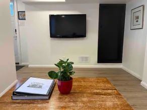 Central and Cozy 1 Bedroom Suite - Image 2