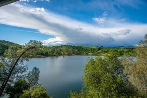 Lake Front Home! Panoramaudsigt over Lake Tulloch & Private Dock - Image 3