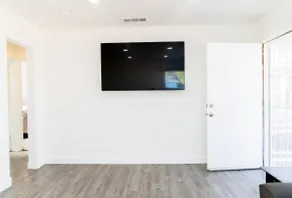 3 miles from Sofi, Kia forum, & 4 Miles from LAX! - Image 4