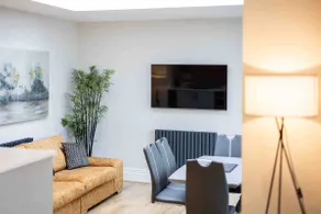 Executive 4-bed house in vibrant village center - Image 5