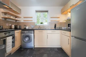 Comfy apartment with private parking - Image 4