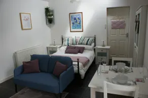 Jollys Studio, open plan stylish private space - Image 3