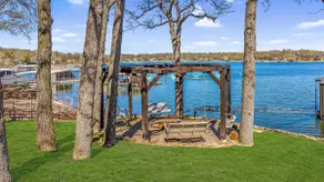 Grand Lake Opulence: Luxe Waterfront Retreat - Image 3