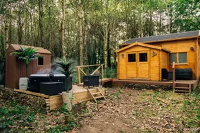 Unusual escape room cabin with jacuzzi access - Image 2