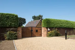 Stylish Coach House 2 double bedrooms and sofa bed - Image 2