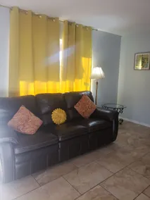 Convenient, close to shops restaurants and more - Image 2