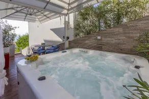 HR-10379-01 Luxury apartment with private hot tub - Image 2