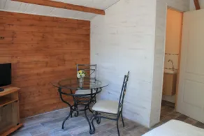 Small cottage with hot tub and private parking - Image 5
