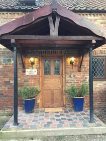 Large 1 bed cottage, private grounds ample parking - Image 2
