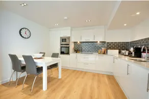 Luxury Beach front modern apartment with sea views - Image 4