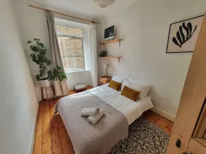Central 3-Bed | Bright, Peaceful & Artful Stay - Image 3