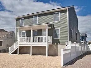 Luxury Lavallette beach block home steps from ocean! Sleeps 13 - Image 2