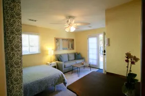 Rainbow Guesthouse🌈 Old Town Charm * Hot Tub/Sauna - Image 2