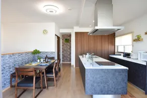 Spacious 163 m² space | All rooms equipped with air conditioning | 6 queen-size beds | 2 free parking spaces - Image 2