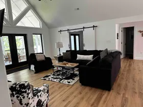 5-bdrm lakehouse w boathouse on LkGaston sleeps 11 - Image 5