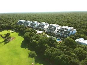 Appartement de vacances adapté aux familles avec barbecue, terrasse et piscine | Vue piscine - Image 4