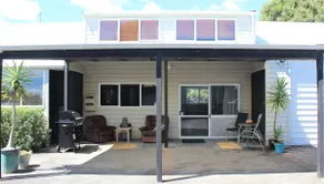 Lakeside apartment with boat ramp & jetties - Image 3