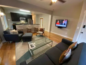The Best 2 Bedroom Loft Style Apt W/ Free Parking - Image 3