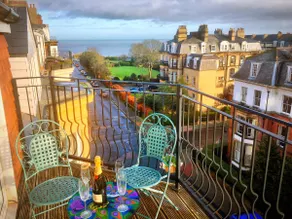 Superb Scarborough Penthouse with Balcony, lift, parking, views - Image 3