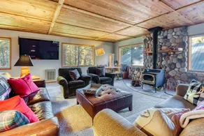 Luxury Log Retreat with hot tub. 2 miles to Town - Image 2