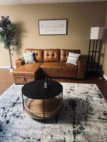 UPTOWN Stay Lovely 3 bedroom 1 bath until. - Image 2