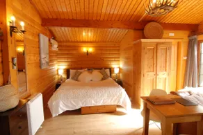 LARCHES LODGE Norwegian log cabin, wood stove & spa - Image 3