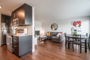 Elegant Top Floor Apartment with View and Parking - Image 3