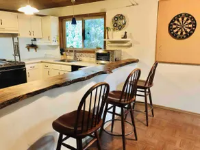 Creekside Retreat: Spacious & Peaceful - Image 2