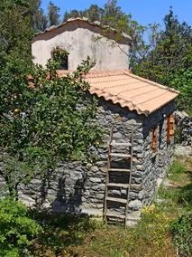 Traditional house in Akamatra square - Image 5