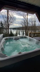 Little Glamor Lakeside Retreat - Image 2