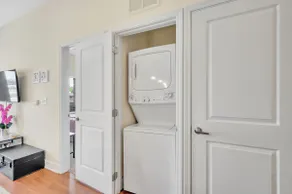 Vibrant KING Bed in A+ Location with Full Kitchen - Image 3