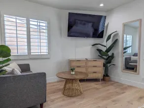 Central Studio | Modern Touches & Natural Light - Image 5