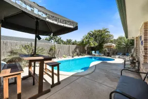 Mooloolaba Beach 5 mins Spacious Home Private Pool - Image 2