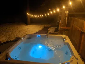 Private master room (own space) hot tub, kitchen - Image 2