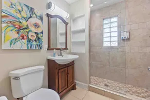 Southern Comfort 2-BR Cottage-Downtown Inverness - Image 5