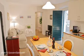 Casa Nina, a studio apartment just steps from the lake - Image 4