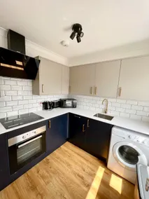 Azure Haven Stylish 1BR in Bournemouth Town Centre - Image 5