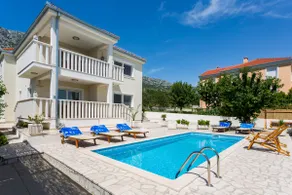 Luxusvilla mit beheiztem / gekühltem Pool und großem Garten in der Nähe von Split - Image 2