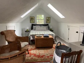 Renovated cottage with lake access & yard - Image 5