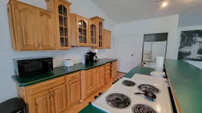 Cheerful 2 bedroom home, outside deck, parking - Image 4