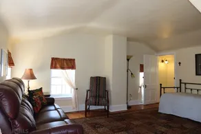 Carriage House Apartment in Historic Bellefonte - Image 4