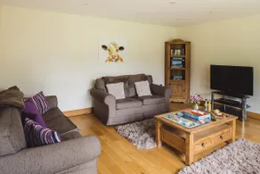 Beautiful converted barn cottage w/ country views - Image 3
