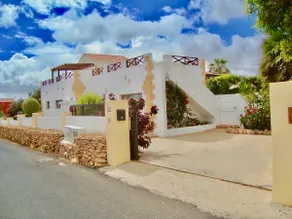 Large Home, Private Heated Pool and Hot-tub, In a Quiet Central Location - Image 3