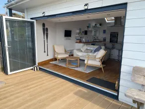 Beachside chalet at Gurnard Bay near Cowes - Image 3