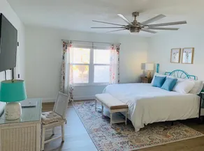 Sunny Beach House — steps to beach & restaurants! - Image 4